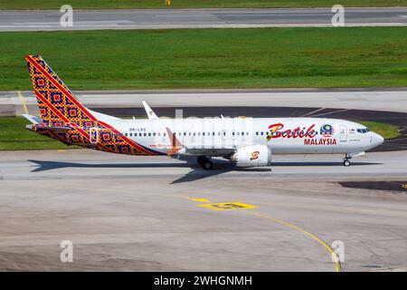 Batik Air Malaysia Boeing 737 MAX 8 Flugzeug Flughafen Changi a Singapur Changi, Singapur - 3. Febbraio 2023: Ein Boeing 737 MAX 8 Flugzeug der Batik Air Malaysia mit dem Kennzeichen 9M-LRG auf dem Flughafen Changi SIN in Singapur. *** Batik Air Malaysia Boeing 737 MAX 8 Aircraft Changi Airport a Singapore Changi, Singapore 3 febbraio 2023 Un Boeing 737 MAX 8 aeromobile di Batik Air Malaysia con registrazione 9M LRG presso l'aeroporto Changi SIN a Singapore Foto Stock