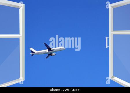 Finestra aperta con vista sull'aereo volante. Aereo in volo in finestra. Aeroporto vicino a casa. Vista da ro Foto Stock