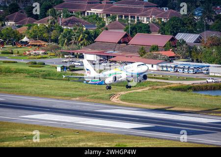 Bangkok Air Airbus A319 Flugzeug Flughafen Ko Samui in Thailandia Ko Samui, Thailandia - 11. Febbraio 2023: Ein Airbus A319 Flugzeug der Bangkok Air mit dem Kennzeichen HS-PGZ auf dem Flughafen Koh Samui USM in Thailandia. *** Bangkok Air Airbus A319 Airbus Aeroporto Ko Samui in Thailandia Ko Samui, Thailandia 11 febbraio 2023 Un aeromobile Bangkok Air Airbus A319 con registrazione HS PGZ presso l'Aeroporto di Koh Samui USM in Thailandia Foto Stock