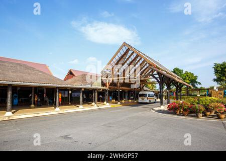 Terminal des Flughafen Ko Samui Aeroporto USM in Tailandia Ko Samui, Tailandia - 13. Febbraio 2023: Terminal des Flughafen Koh Samui USM in Thailandia. *** Terminal dell'Aeroporto di Ko Samui USM in Tailandia Ko Samui, Tailandia 13 febbraio 2023 Terminal dell'Aeroporto di Koh Samui USM in Tailandia Foto Stock