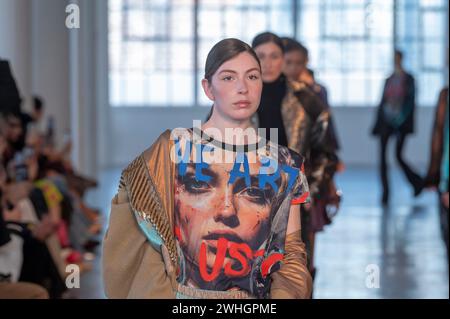 New York, Stati Uniti. 9 febbraio 2024. Le modelle percorrono il finale della passerella alla sfilata Custo Barcelona durante la New York Fashion Week. Credito: SOPA Images Limited/Alamy Live News Foto Stock