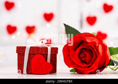10 febbraio 2024: Immagine simbolo di San Valentino, regalo con cuore e rosa rossa *** Valentinstag Symbolbild, Geschenk mit Herzen e roter Rose Foto Stock