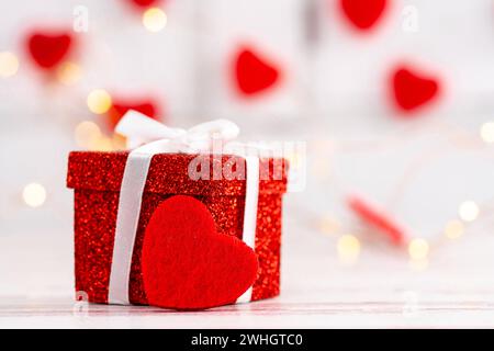 10 febbraio 2024: Immagine simbolo di San Valentino, dono con cuore *** Valentinstag Symbolbild, Geschenk mit Herzen Foto Stock