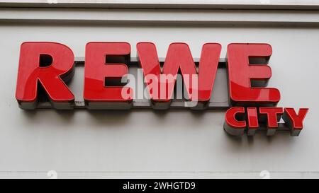 Facciata con canto e logo di Rewe Foto Stock