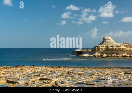 Saline tradizionali nella baia di Xwejni, sull'isola di Gozo, Malta Foto Stock