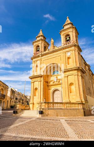 Villaggio di pescatori di Marsaxlokk a Malta e santuario della chiesa parrocchiale di nostra Signora di Pompei Foto Stock