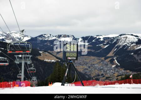 Chatel, Francia. 10 febbraio 2024. Foto di Alex Whitehead/SWpix.com - 10/02/2024 - Ciclismo - 2024 UCI Snow Bike World Championships - Chatel, Haute-Savoie, Francia - partenza cronologica Tissot crediti: SWpix/Alamy Live News Foto Stock