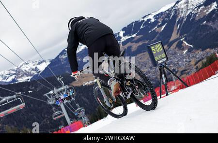 Chatel, Francia. 10 febbraio 2024. Foto di Alex Whitehead/SWpix.com - 10/02/2024 - Ciclismo - 2024 UCI Snow Bike World Championships - Chatel, Haute-Savoie, Francia - rider Credit: SWpix/Alamy Live News Foto Stock