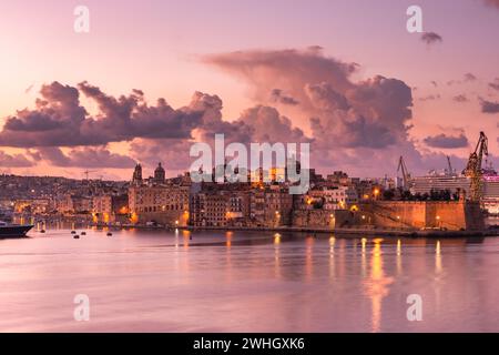 Skyline di Senglea all'alba, Malta. Una delle tre città di Grand Harbour Foto Stock