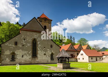 Monastero rosso in Slovacchia. Pieniny Mountains architettura e monumenti storici Foto Stock