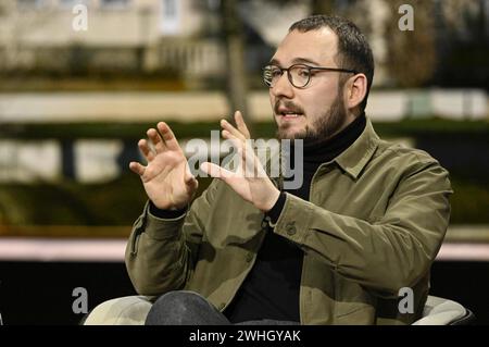 Lukas Rietzschel Autor 02/24 Her Lukas Rietzschel am 6. Febbraio 2024 in Markus Lanz , ZDF TV Fernsehen Talkshow Talk Show Deutschland deutsch deutscher Mann Schriftsteller Literatur autore tedesco scrittore quer halb sitzend sprechend gestikulierend *** Lukas Rietzschel autore 02 24 suo Lukas Rietzschel il 6 febbraio 2024 in Markus Lanz , ZDF TV televisione talk show talk show Germania tedesco uomo scrittore letteratura autore tedesco croce mezzo seduto parlare gesticolazione Foto Stock