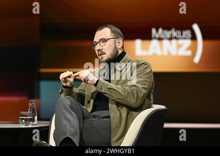 Lukas Rietzschel Autor 02/24 Her Lukas Rietzschel am 6. Febbraio 2024 in Markus Lanz , ZDF TV Fernsehen Talkshow Talk Show Deutschland deutsch deutscher Mann Schriftsteller Literatur autore tedesco scrittore quer halb sitzend sprechend gestikulierend *** Lukas Rietzschel autore 02 24 suo Lukas Rietzschel il 6 febbraio 2024 in Markus Lanz , ZDF TV televisione talk show talk show Germania tedesco uomo scrittore letteratura autore tedesco croce mezzo seduto parlare gesticolazione Foto Stock