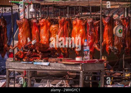 Maiali da latte in vendita per il Capodanno cinese, "anno del Drago". Mercato di Orussey, Phnom Penh, Cambogia. 9 febbraio 2024. © Kraig Lieb Foto Stock