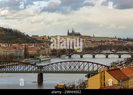 Vista dalla collina di Vysehrad sul fiume moldavia, i ponti e il castello di Praga Foto Stock