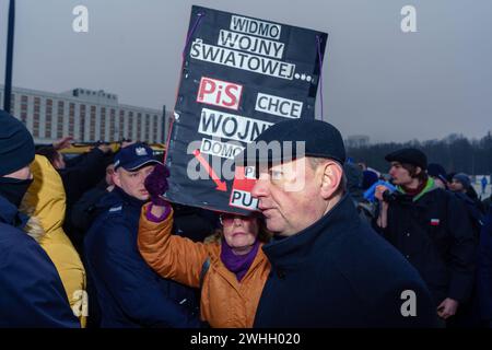 Mariusz Blaszczak, ex ministro della difesa nazionale durante la celebrazione del mensile Smolensk con lo spettro della bandiera della guerra mondiale sullo sfondo... Il PIS vuole una guerra civile. Commemorazioni mensili del disastro di Smolensk, celebrato dai parlamentari KaczyÅ ski e PiS. Varsavia Polonia Copyright: XMikolajxJaneczekx Foto Stock