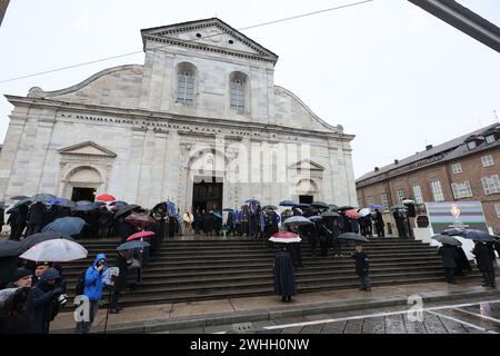 Torino, Italia. 10 febbraio 2024. Atmosfera i funerali di S.R. Vittorio Emanuele di Savoia presso la Cattedrale di San Giovanni Battista (Duomo di Torino) a Torino, Italia, il 10 febbraio 2024. Foto di Marco Piovanotto/ABACAPRESS.COM credito: Abaca Press/Alamy Live News Foto Stock