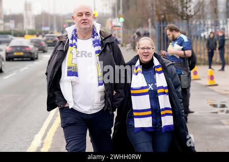 I tifosi del Leeds arrivano allo stadio prima della partita del campionato Sky Bet a Elland Road, Leeds. Data foto: Sabato 10 febbraio 2024. Foto Stock