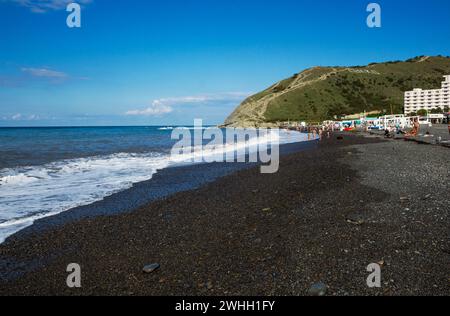 Spiaggia di ciottoli semi-vuota in autunno in una località turistica sulla costa del Mar Nero. Sud della Russia Foto Stock