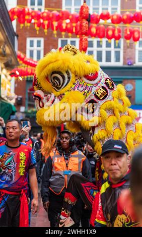Londra, Regno Unito. 10 febbraio 2024. Un drago burattino intrattiene la folla riunita per celebrare il Capodanno cinese (anno del Drago) nella China Town di Londra. Lo zodiaco cinese è un ciclo ripetuto di 12 anni di segni animali basato sul calendario lunare. Il nuovo anno lunare segna il passaggio da un animale all'altro. Crediti: Stuart Robertson/Alamy Live News. Foto Stock
