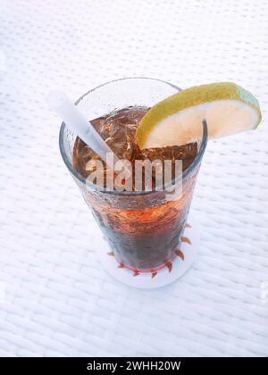 Cuba Libre, un cocktail i a Bar Foto Stock