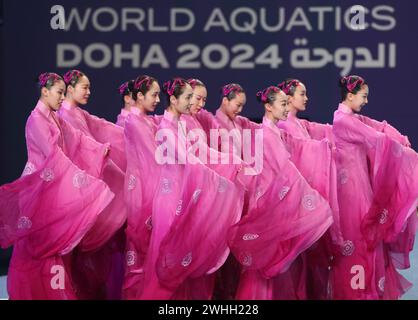 Doha, Qatar. 10 febbraio 2024. Gli atleti cinesi si esibiscono durante la mostra di gala del nuoto artistico ai Campionati mondiali di nuoto 2024 a Doha, Qatar, 10 febbraio 2024. Crediti: Luo Yuan/Xinhua/Alamy Live News Foto Stock