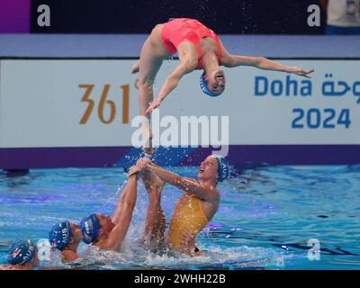 Doha, Qatar. 10 febbraio 2024. Gli atleti australiani si esibiscono durante la mostra di gala del nuoto artistico ai Campionati mondiali di nuoto 2024 a Doha, Qatar, 10 febbraio 2024. Crediti: Luo Yuan/Xinhua/Alamy Live News Foto Stock