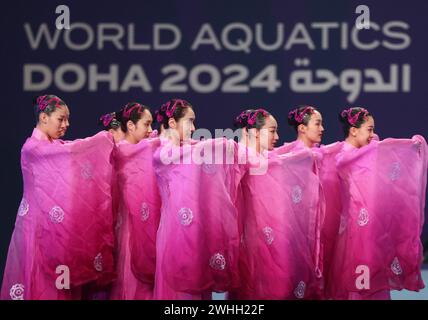 Doha, Qatar. 10 febbraio 2024. Gli atleti cinesi si esibiscono durante la mostra di gala del nuoto artistico ai Campionati mondiali di nuoto 2024 a Doha, Qatar, 10 febbraio 2024. Crediti: Luo Yuan/Xinhua/Alamy Live News Foto Stock