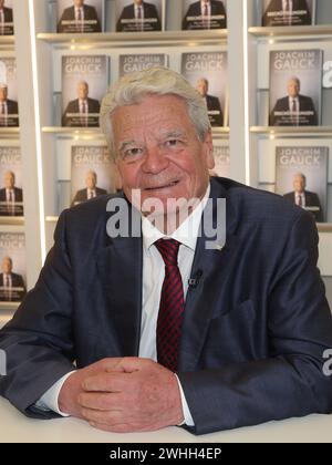 L'ex presidente federale Joachim Gauck alla Fiera del Libro di Lipsia il 04/27/2023 Foto Stock