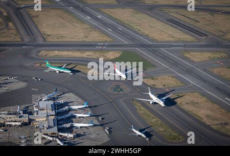 Gli aerei rullano prima di decollare dall'aeroporto internazionale Logan di Boston Foto Stock