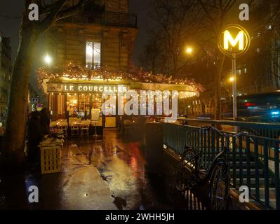 Le Courcelles e' un ristorante francese tradizionale in serata piovosa. Si trova in Courcelles Boulevard nel 17° distretto di Parigi. Foto Stock