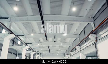 Soffitto e interni di una moderna fabbrica di colore bianco Foto Stock