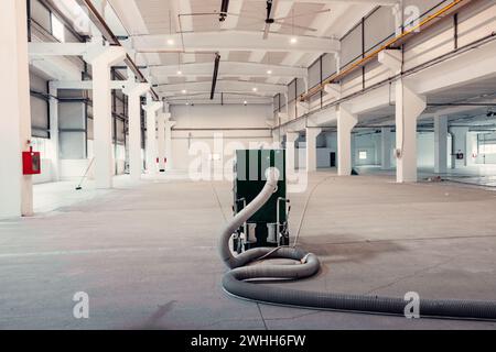 Rettificatrice per calcestruzzo utilizzata per la smerigliatura finale o epossidica nel magazzino Foto Stock