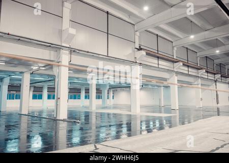 Interno di un edificio industriale con resina epossidica nera applicata Foto Stock