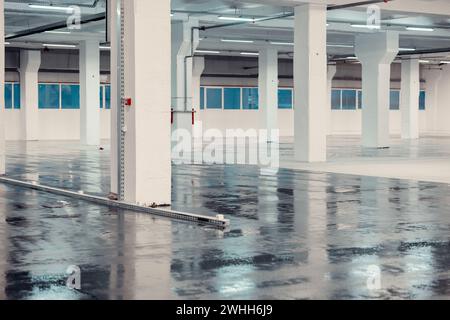 Interno di un edificio industriale con resina epossidica nera applicata Foto Stock