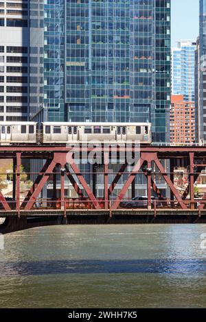 Chicago, Stati Uniti - 3 maggio 2023: Ferrovia sopraelevata High-Rail Metro Railway di Chicago su Un Bridge Public Transport Portrait a Chicago, Stati Uniti. Foto Stock