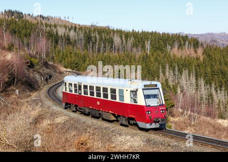 Brocken, Germania - 13 marzo 2022: Treno ferroviario di Harzer Schmalspurbahnen HSB Railway a Wernigerode, Germania. Foto Stock