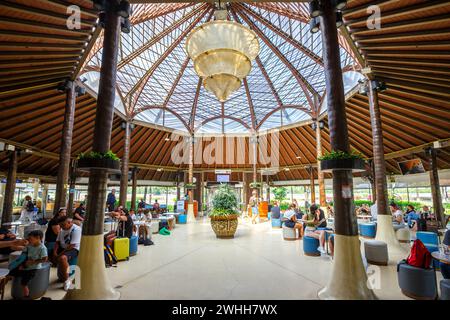 Ko Samui, Thailandia - 13 febbraio 2023: Area di attesa nel terminal dell'aeroporto di Koh Samui (USM) in Thailandia. Foto Stock