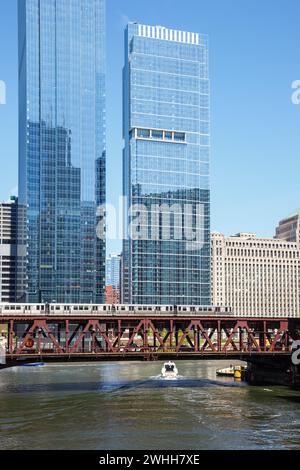 Chicago, Stati Uniti - 3 maggio 2023: Ferrovia sopraelevata High-Rail Metro Railway di Chicago su Un Bridge Public Transport Portrait a Chicago, Stati Uniti. Foto Stock