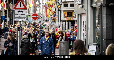 DEN BOSCH - celebranti del Carnevale al Cafe De Basiliek nel centro di Oeteldonk, il nome che la città di Den Bosch porta durante il carnevale. Innumerevoli rivelatori si sono Uniti ai festeggiamenti. ANP ROB ENGELAAR netherlands Out - belgio Out crediti: ANP/Alamy Live News Foto Stock