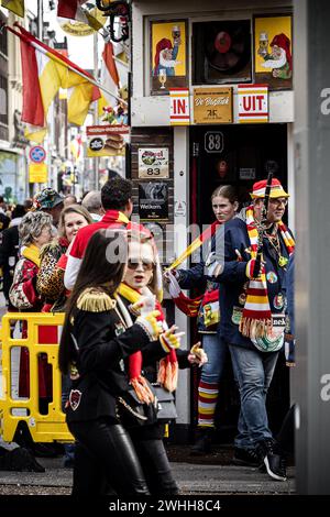 DEN BOSCH - celebranti del Carnevale al Cafe De Basiliek nel centro di Oeteldonk, il nome che la città di Den Bosch porta durante il carnevale. Innumerevoli rivelatori si sono Uniti ai festeggiamenti. ANP ROB ENGELAAR netherlands Out - belgio Out crediti: ANP/Alamy Live News Foto Stock