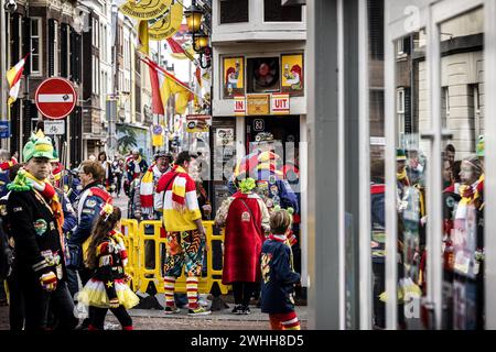 DEN BOSCH - celebranti del Carnevale al Cafe De Basiliek nel centro di Oeteldonk, il nome che la città di Den Bosch porta durante il carnevale. Innumerevoli rivelatori si sono Uniti ai festeggiamenti. ANP ROB ENGELAAR netherlands Out - belgio Out crediti: ANP/Alamy Live News Foto Stock