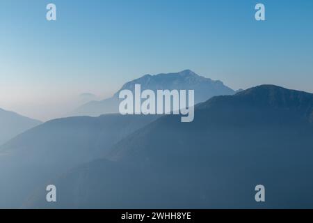 Le spettacolari catene montuose si modellano al mattino. Foto Stock