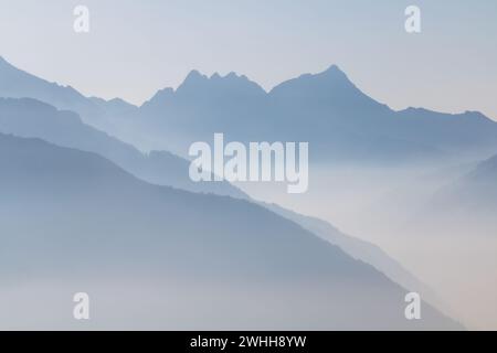 Le spettacolari catene montuose si modellano al mattino. Foto Stock