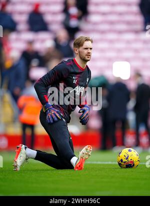 Il portiere del Liverpool Caoimhin Kelleher si scalda davanti alla partita di Premier League ad Anfield, Liverpool. Data foto: Sabato 10 febbraio 2024. Foto Stock