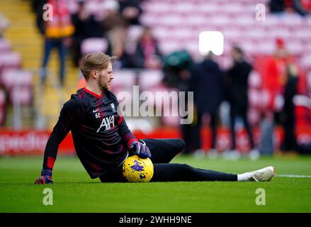 Il portiere del Liverpool Caoimhin Kelleher si scalda davanti alla partita di Premier League ad Anfield, Liverpool. Data foto: Sabato 10 febbraio 2024. Foto Stock