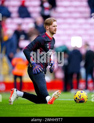 Il portiere del Liverpool Caoimhin Kelleher si scalda davanti alla partita di Premier League ad Anfield, Liverpool. Data foto: Sabato 10 febbraio 2024. Foto Stock