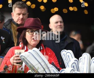 10 febbraio 2024; Twickenham Stadium, Londra, Inghilterra: Six Nations International Rugby England versus Wales; un fan gallese gode dell'intrattenimento pre-partita Credit: Action Plus Sports Images/Alamy Live News Foto Stock