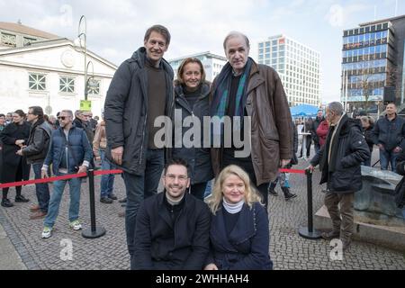 A Berlino, a Wittenbergplatz, il fervore politico ha raggiunto il picco il 10 febbraio 2024, quando i membri e i politici dell'alternativa per la Germania (AfD) si sono riuniti per un raduno pre-elettorale fondamentale. L'evento sottolineò le profonde divisioni all'interno della società tedesca, mentre le contrapposizioni scoppiarono sul lato opposto, segnalando una forte opposizione alla campagna dell'AfD. La manifestazione dell'AfD ha evidenziato la loro posizione controversa sull'immigrazione e l'identità nazionale. Figure di alto profilo dell'AfD, tra cui il vice leader Beatrix von Storch, la presidente dell'AfD di Berlino Kristin Brinker e i membri del Bundestag Gottfried Curio e Goetz F. Foto Stock