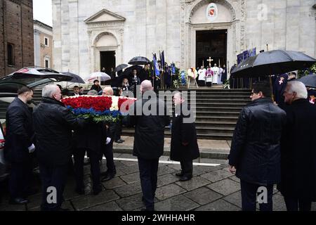 Arredo del feretro al funerale di Vittorio Emanuele di Savoia (86 anni) nel Duomo di Torino, Basilica Cattedrale metropolitana di San Giovanni Battista.Vittorio Emanuele di Savoia (morto il 3 febbraio 2024 nella sua casa di Ginevra) figlio di Umberto II (ultimo re d'Italia) e di Maria José del Belgio. Cronaca - Torino, Italia - sabato 10 febbraio 2024 (foto di Fabio Ferrari/LaPresse) arrivo del funerale della bara di Vittorio Emanuele di Savoia (età 86) presso il Duomo di Torino, Basilica Cattedrale metropolitana di San Giovanni Battista. Vittorio Emanuele di Savoia (morto il 3 febbraio 2024 in h Foto Stock