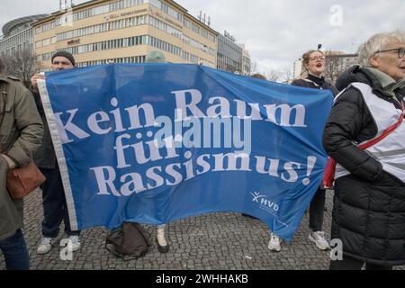 A Berlino, a Wittenbergplatz, il fervore politico ha raggiunto il picco il 10 febbraio 2024, quando i membri e i politici dell'alternativa per la Germania (AfD) si sono riuniti per un raduno pre-elettorale fondamentale. L'evento sottolineò le profonde divisioni all'interno della società tedesca, mentre le contrapposizioni scoppiarono sul lato opposto, segnalando una forte opposizione alla campagna dell'AfD. La manifestazione dell'AfD ha evidenziato la loro posizione controversa sull'immigrazione e l'identità nazionale. Figure di alto profilo dell'AfD, tra cui il vice leader Beatrix von Storch, la presidente dell'AfD di Berlino Kristin Brinker e i membri del Bundestag Gottfried Curio e Goetz F. Foto Stock